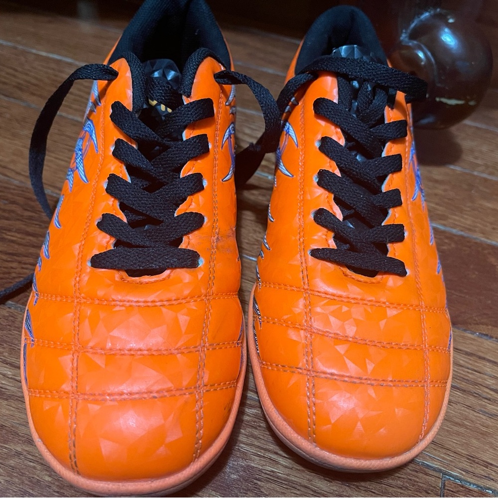 Soccer shoes